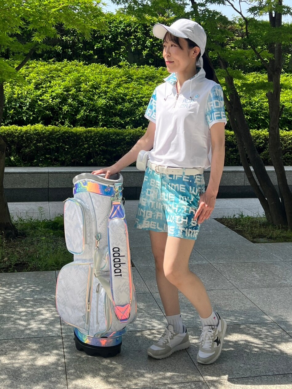 ブルー系のTシャツ/カットソー、ブルー系のその他パンツ、ホワイト系のキャップを着用したレディースの春コーディネートの3枚目の写真