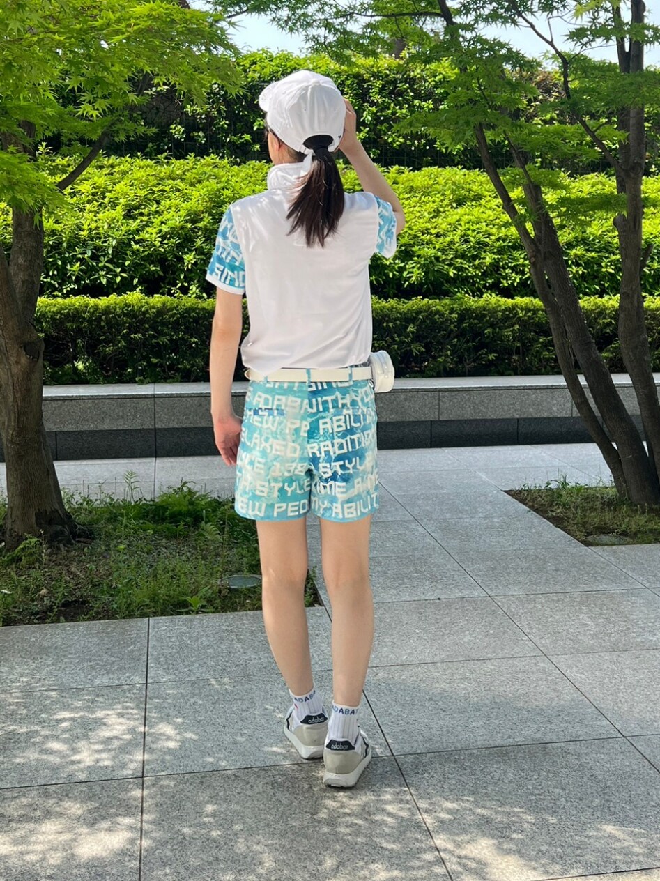 ブルー系のTシャツ/カットソー、ブルー系のその他パンツ、ホワイト系のキャップを着用したレディースの春コーディネートの2枚目の写真