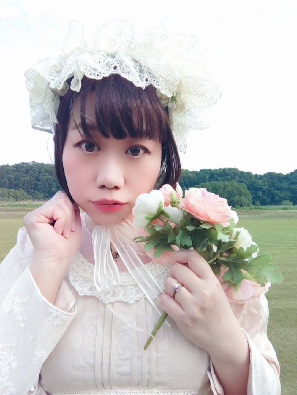 ベージュ系のワンピース、ベージュ系のパンプス、ベージュ系のその他ヘアアクセサリーを着用したレディースの春コーディネートの4枚目の写真
