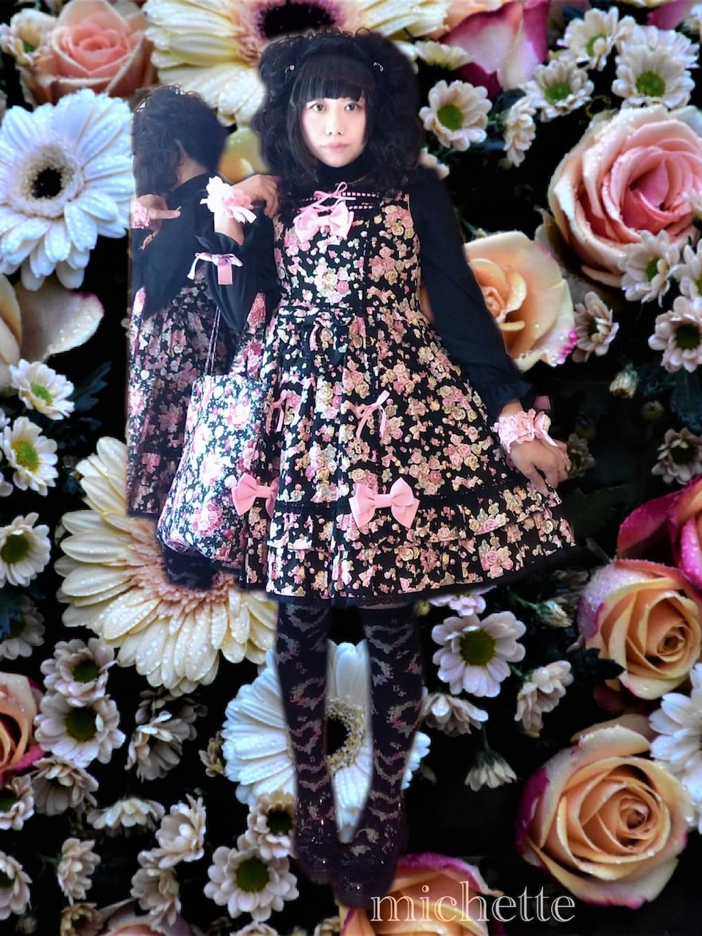 ブラック系のジャンパースカート、ブラック系のトートバッグ、ブラック系のパンプスを着用したレディースの春コーディネートの2枚目の写真