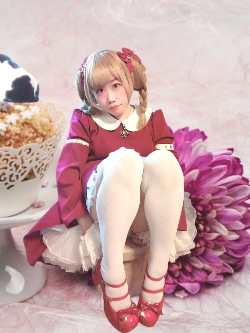 レッド系のワンピース、レッド系のパンプス、レッド系のシューズアクセサリーを着用したレディースの春コーディネートの4枚目の写真