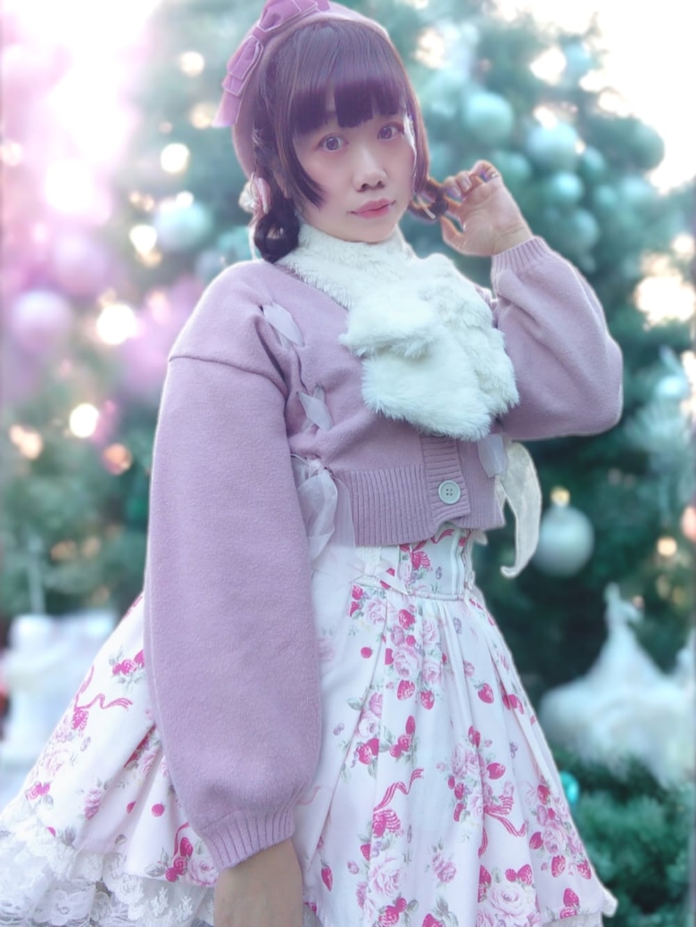 ピンク系のスカート、ピンク系のカーディガン/ボレロ、ピンク系のトートバッグを着用したレディースの秋コーディネートの2枚目の写真