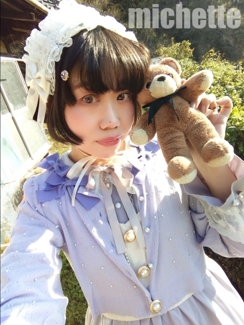 ホワイト系のトートバッグ、パープル系のカーディガン/ボレロ、パープル系のワンピースを着用したレディースの秋コーディネートの4枚目の写真