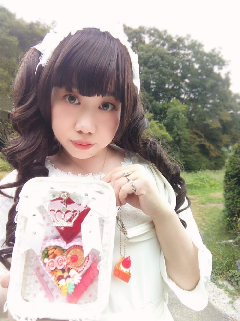 ホワイト系のワンピース、ホワイト系のショルダーバッグ、ホワイト系のパンプスを着用したレディースの秋コーディネートの3枚目の写真