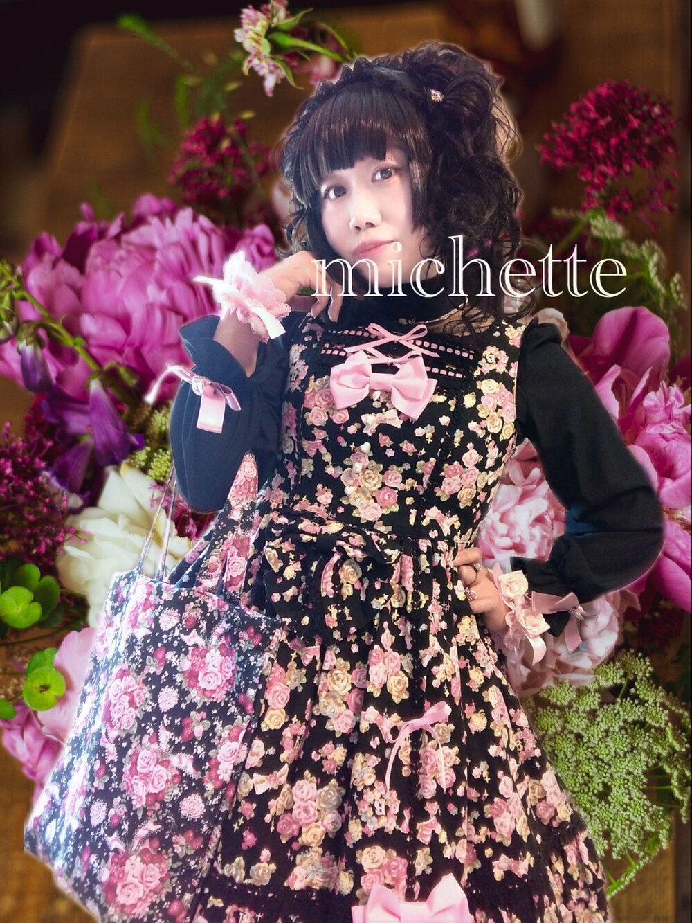 ブラック系のジャンパースカート、ブラック系のトートバッグ、ブラック系のパンプスを着用したレディースの春コーディネートの3枚目の写真