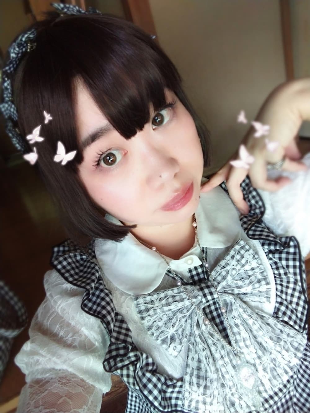 ブラック系のトートバッグ、ブラック系のセットアップ、ブラック系のパンプスを着用したレディースの秋コーディネートの3枚目の写真