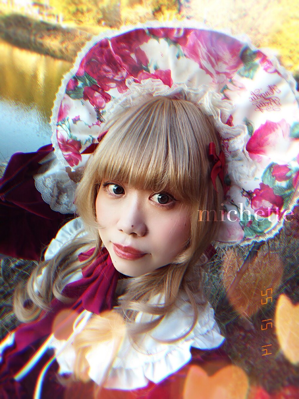 ブラウン系のバックパック/リュック、ホワイト系のスカート、レッド系のパンプスを着用したレディースの冬コーディネートの5枚目の写真