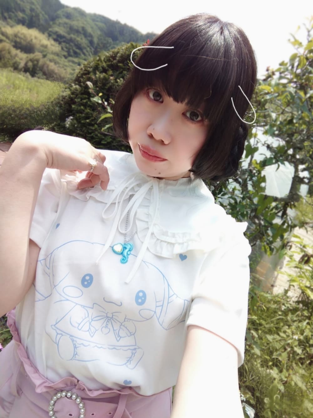 ピンク系のその他シューズ、ホワイト系のTシャツ/カットソー、ピンク系のその他パンツを着用したレディースの夏コーディネートの2枚目の写真