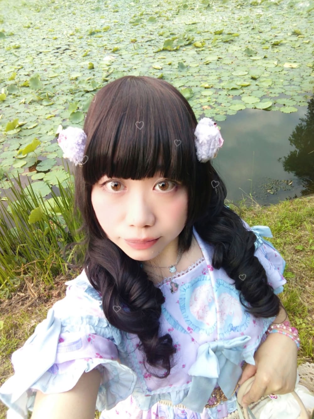 ピンク系のワンピース、ピンク系のパンプス、ベージュ系のかごバッグを着用したレディースの夏コーディネートの3枚目の写真