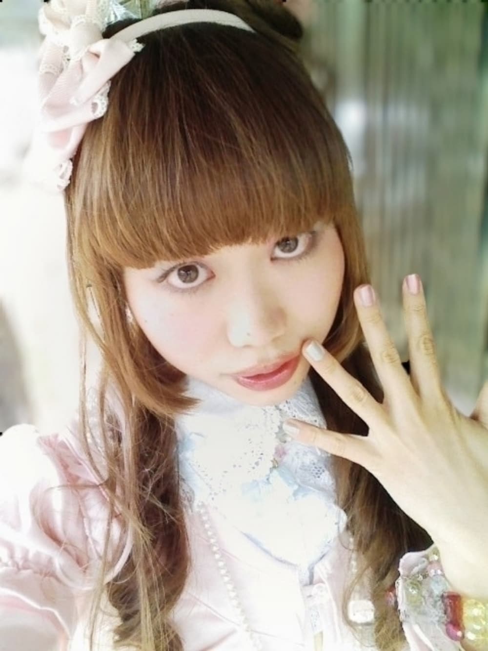 「さらっと晴れやかスナップ、巻き髪、茶髪、パッツン前髪、姫カット、つけ襟、カットカーディガン、パフスリーブ、BABY, THE STARS SHINE BRIGHT、ベビードール、ギャザースカート、metamorphose temps de fille、バニティバッグ、ロリータ、ロリィタ」｜「Handmadeのハンドメイド(個人作)/トッピング付きアイスクリームモチーフリング（リング、ピンク系）」を使った、✞𝔪𝖎𝖈𝖍𝖊𝖙𝖙𝖊✞さん（骨格ストレート・レディース・163cm）の夏コーディネートの3枚目の写真