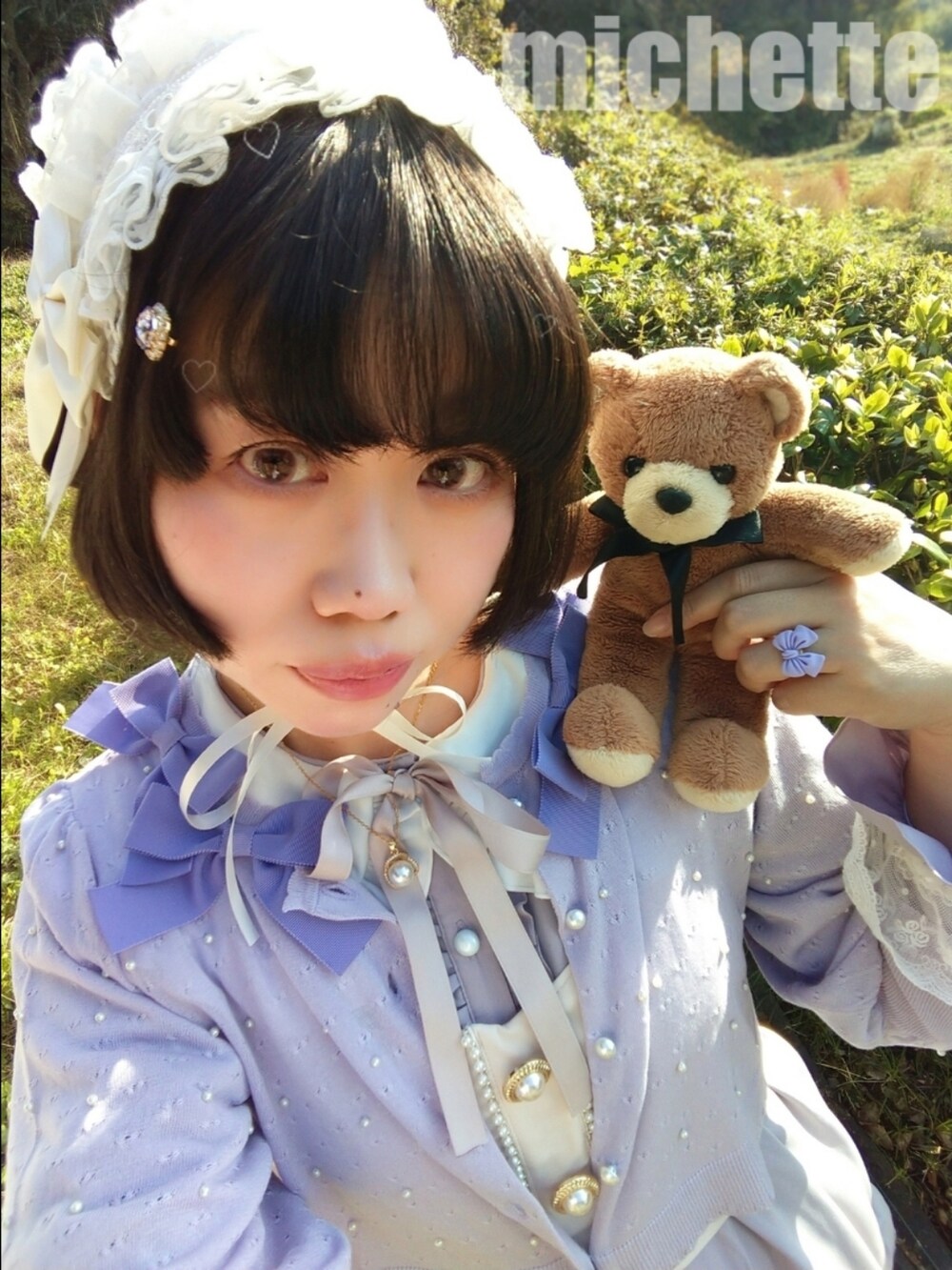 ホワイト系のトートバッグ、パープル系のカーディガン/ボレロ、パープル系のワンピースを着用したレディースの秋コーディネートの5枚目の写真