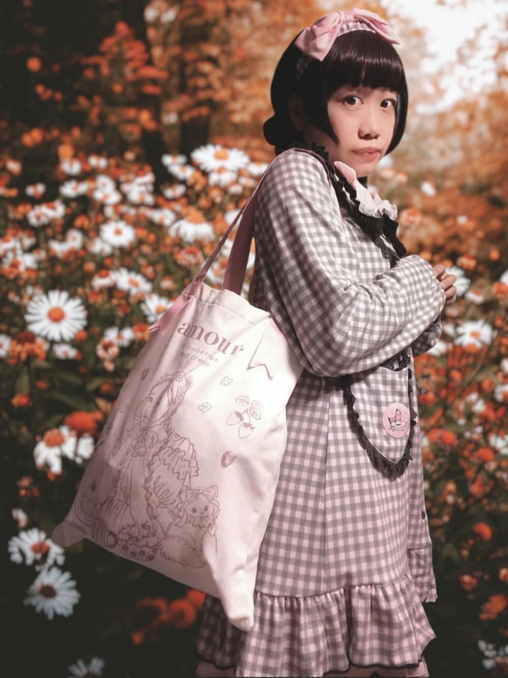 ホワイト系のトートバッグ、ピンク系のその他パンツ、ピンク系のスニーカーを着用したレディースの秋コーディネートの2枚目の写真