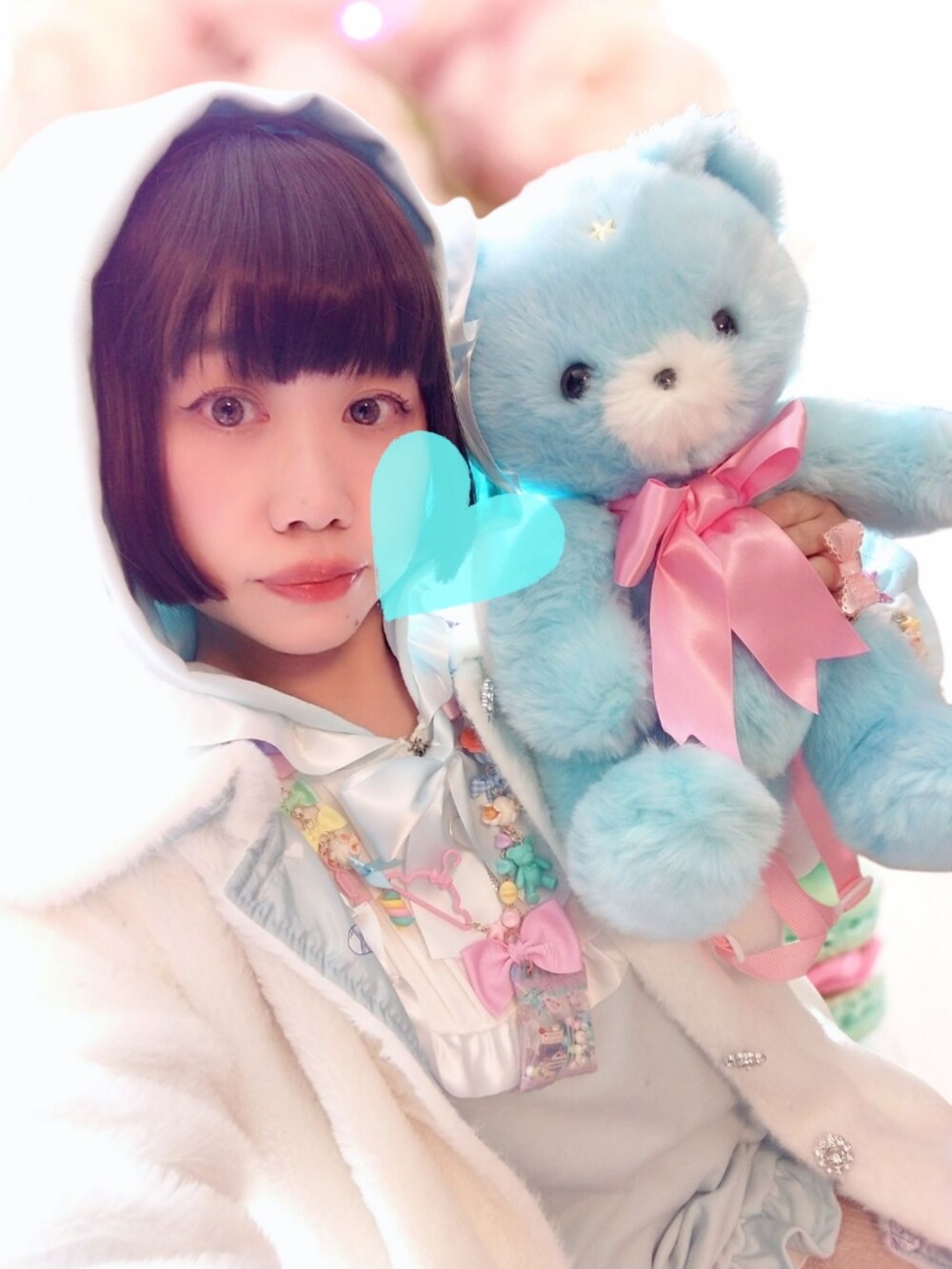 ピンク系のその他シューズ、ブルー系のバックパック/リュック、ホワイト系のブルゾンを着用したレディースの冬コーディネートの2枚目の写真