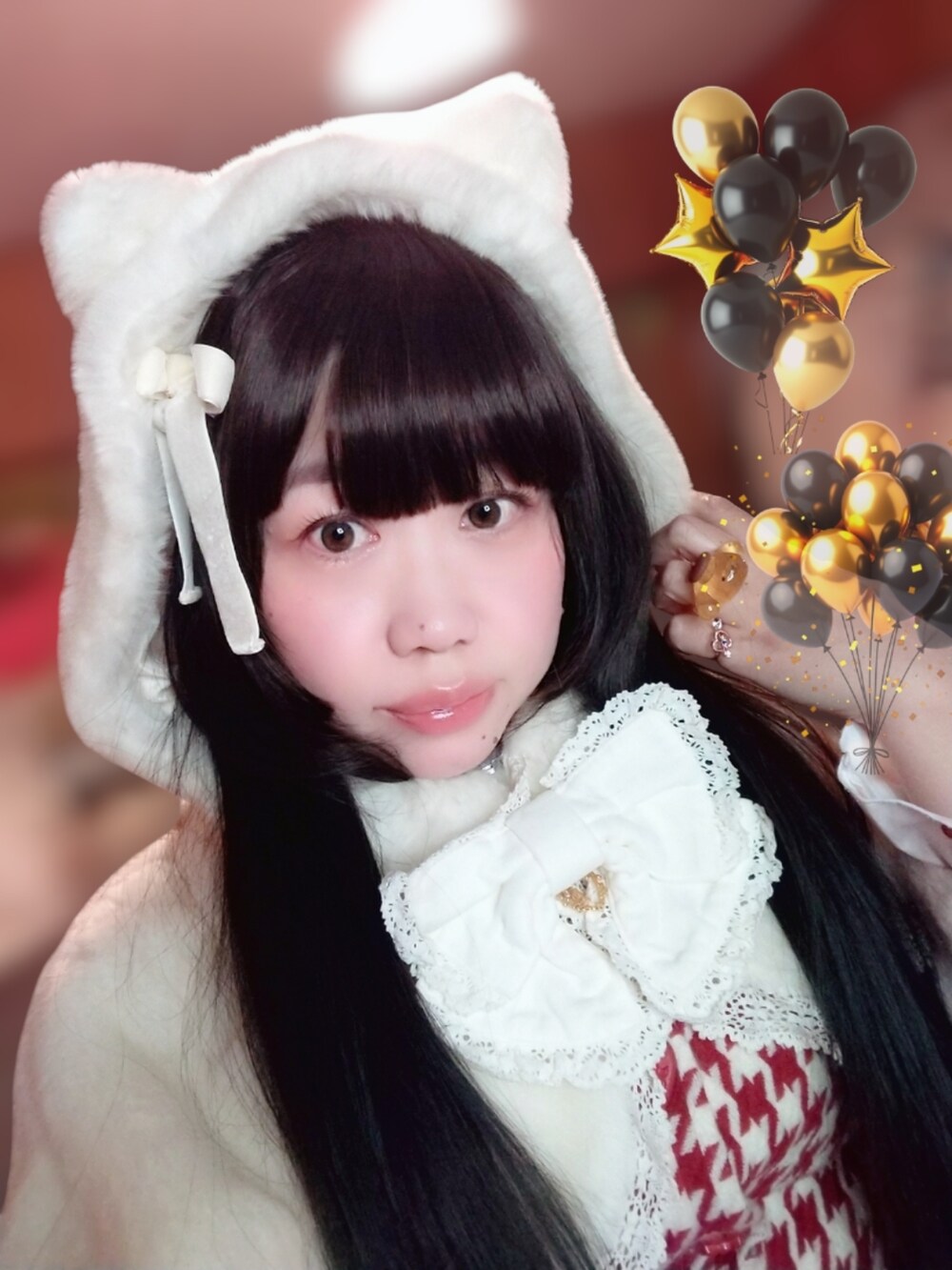 ホワイト系のトートバッグ、レッド系のその他アウター、ホワイト系のポンチョを着用したレディースの冬コーディネートの3枚目の写真