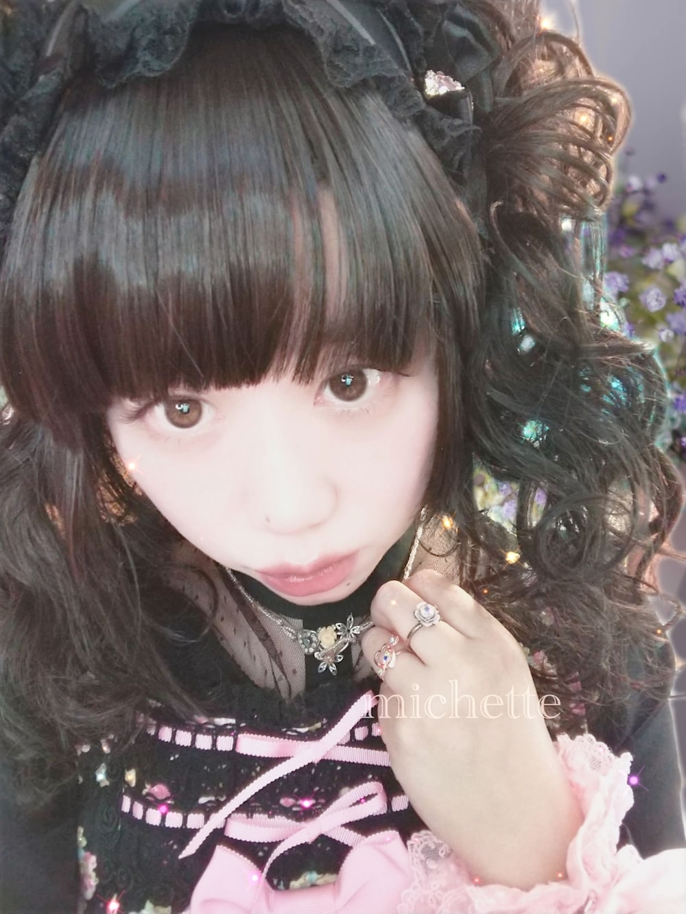 ブラック系のジャンパースカート、ブラック系のトートバッグ、ブラック系のパンプスを着用したレディースの春コーディネートの5枚目の写真