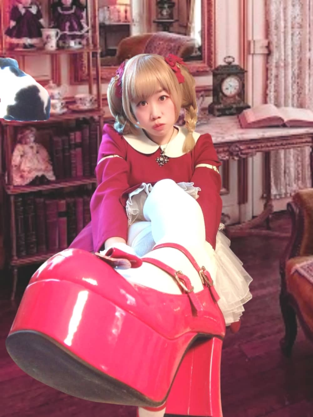 レッド系のワンピース、レッド系のパンプス、レッド系のシューズアクセサリーを着用したレディースの春コーディネートの3枚目の写真