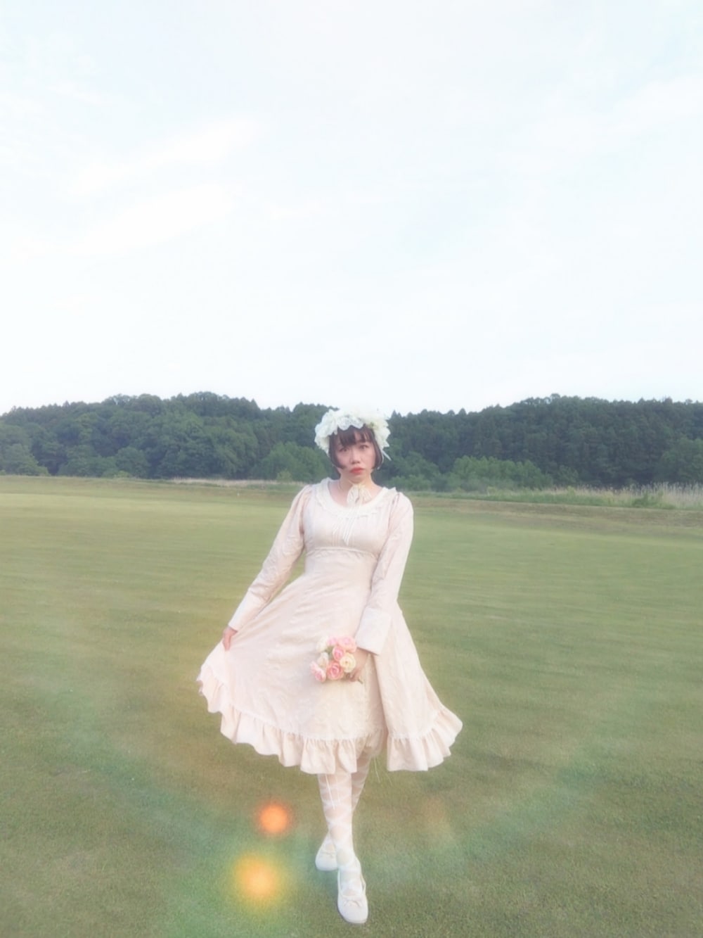 ベージュ系のワンピース、ベージュ系のパンプス、ベージュ系のその他ヘアアクセサリーを着用したレディースの春コーディネートの3枚目の写真