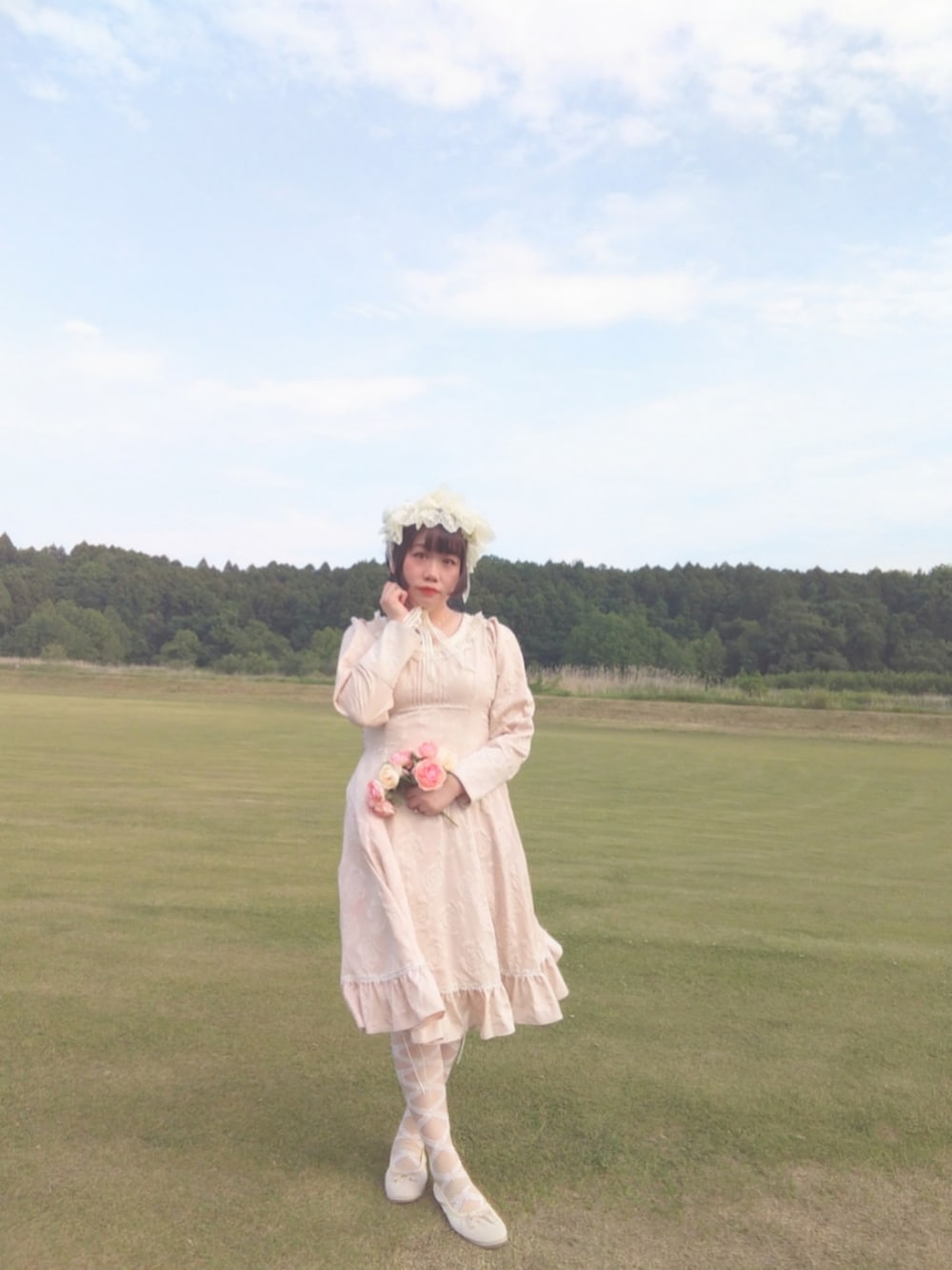 ベージュ系のワンピース、ベージュ系のパンプス、ベージュ系のその他ヘアアクセサリーを着用したレディースの春コーディネートの2枚目の写真
