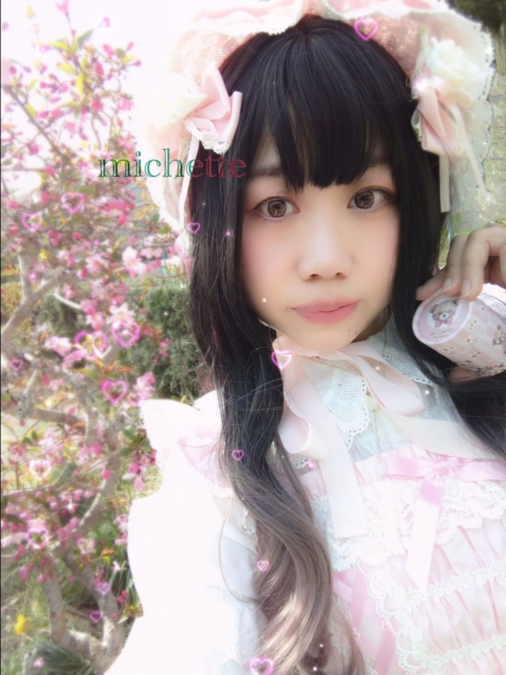 ピンク系のジャンパースカート、ホワイト系のシャツ/ブラウス、ピンク系のパンプスを着用したレディースの春コーディネートの4枚目の写真