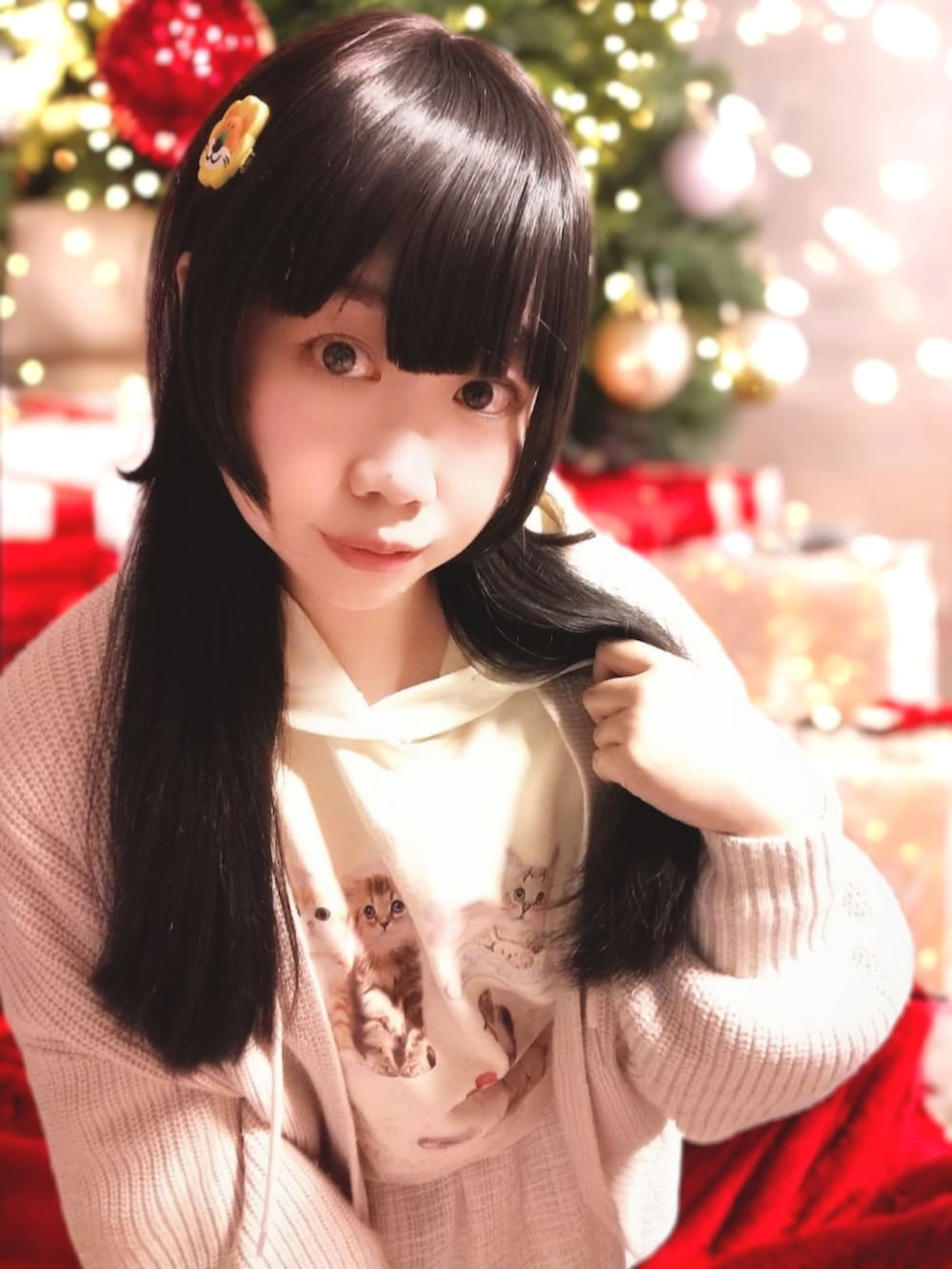 ベージュ系のカーディガン/ボレロ、ピンク系のスカート、イエロー系のパーカーを着用したレディースの秋コーディネートの3枚目の写真