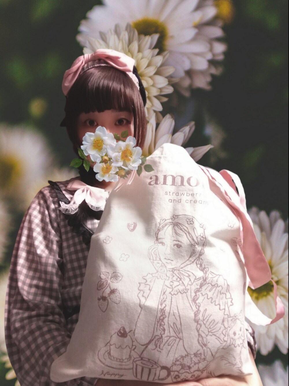 ホワイト系のトートバッグ、ピンク系のその他パンツ、ピンク系のスニーカーを着用したレディースの秋コーディネートの4枚目の写真