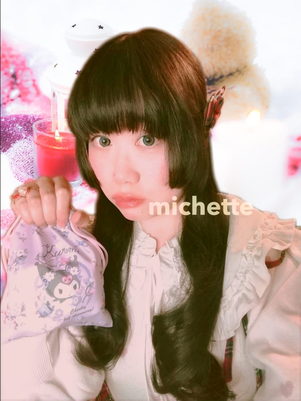 ブラック系のパンプス、レッド系のスカート、ホワイト系のニット/セーターを着用したレディースの秋コーディネートの2枚目の写真