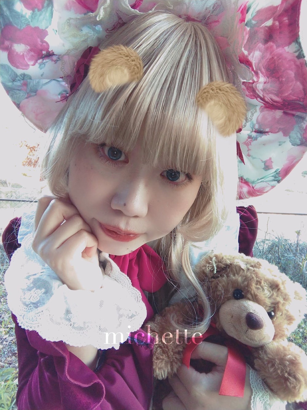 ブラウン系のバックパック/リュック、ホワイト系のスカート、レッド系のパンプスを着用したレディースの冬コーディネートの2枚目の写真