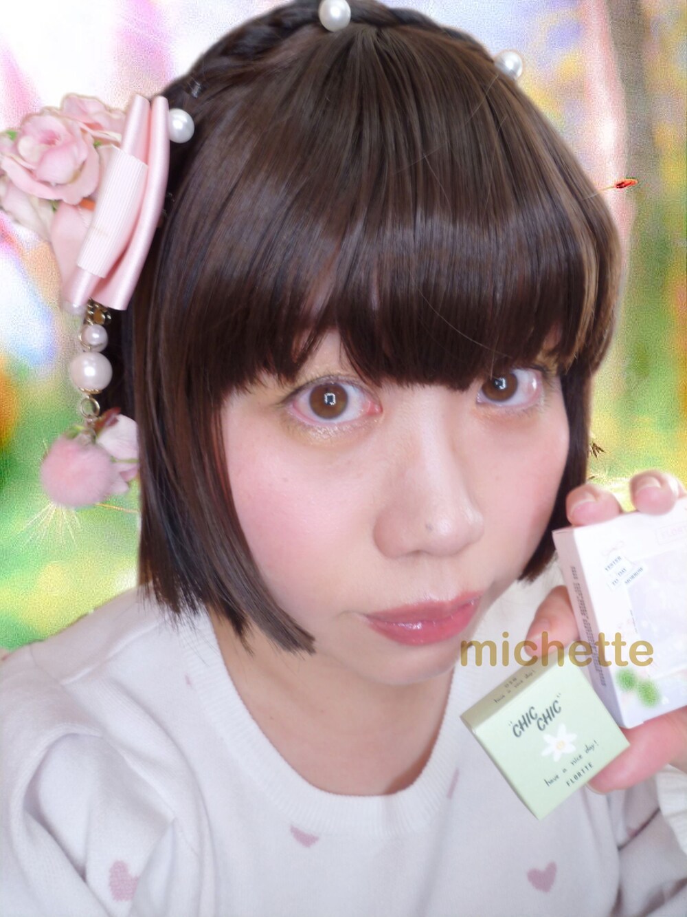 ピンク系のその他パンツ、ホワイト系のニット/セーター、その他のボディバッグ/ウエストポーチを着用したレディースの春コーディネートの2枚目の写真