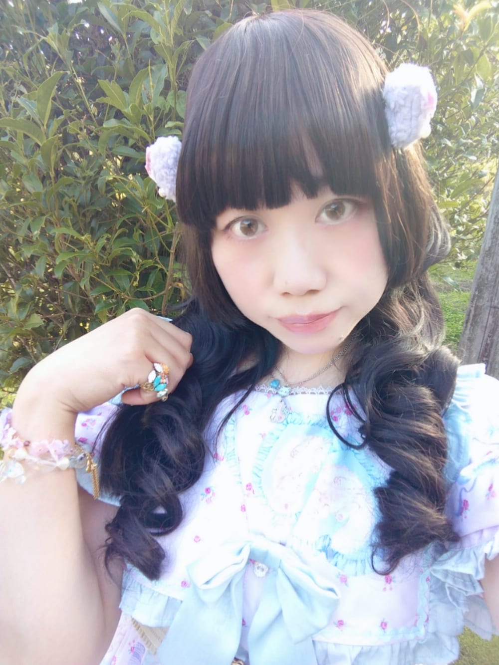 ピンク系のワンピース、ピンク系のパンプス、ベージュ系のかごバッグを着用したレディースの夏コーディネートの4枚目の写真