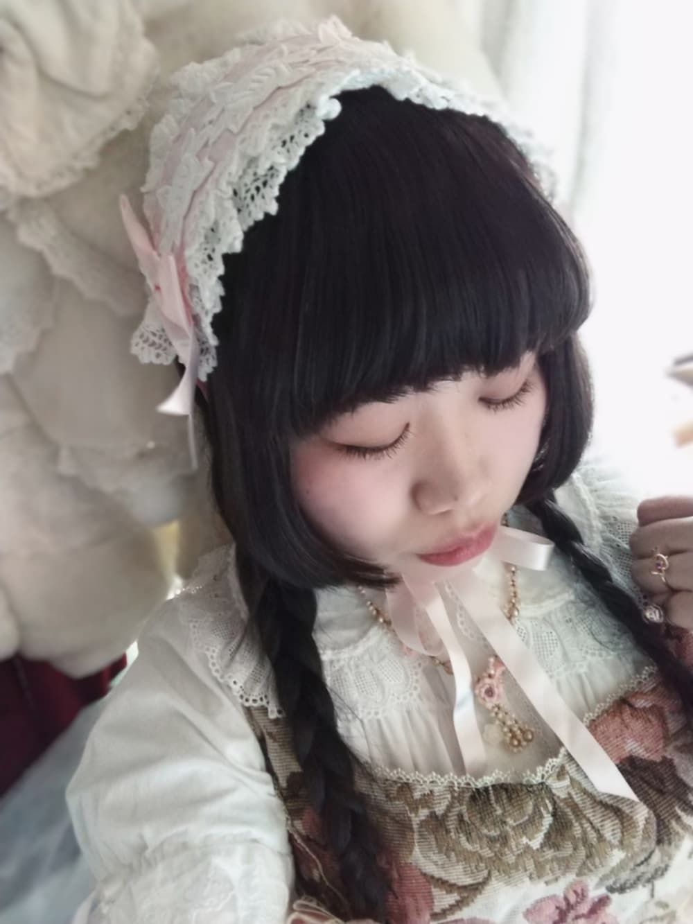 ピンク系のパンプス、ベージュ系のジャンパースカート、ホワイト系のシャツ/ブラウスを着用したレディースの春コーディネートの3枚目の写真