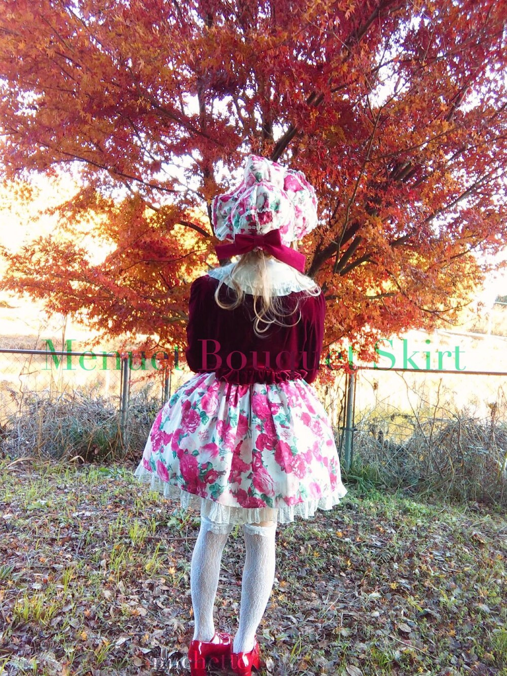 ブラウン系のバックパック/リュック、ホワイト系のスカート、レッド系のパンプスを着用したレディースの冬コーディネートの4枚目の写真