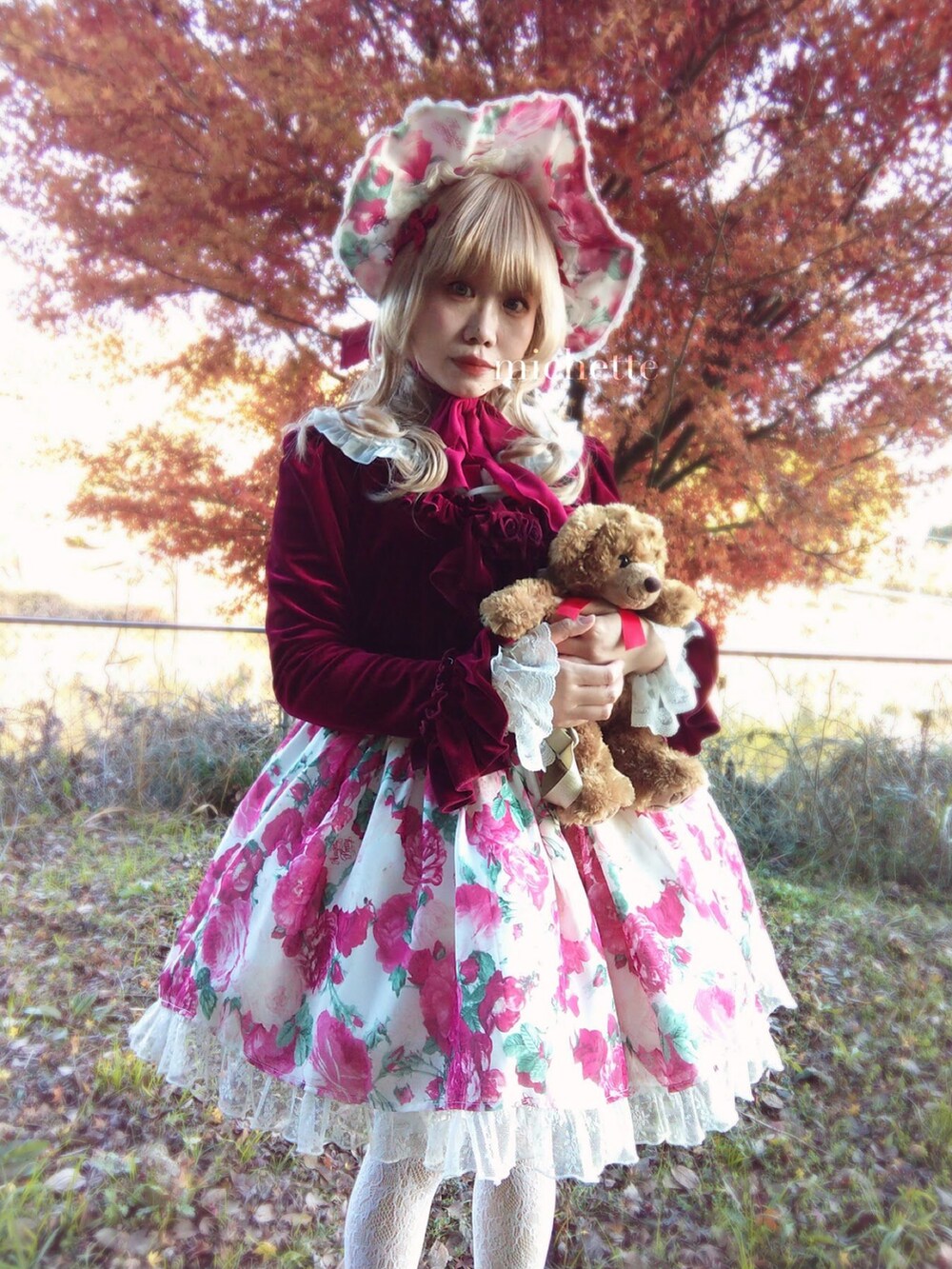 ブラウン系のバックパック/リュック、ホワイト系のスカート、レッド系のパンプスを着用したレディースの冬コーディネートの3枚目の写真