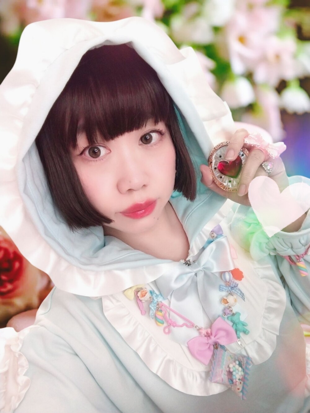 ピンク系のその他シューズ、ブルー系のバックパック/リュック、ホワイト系のブルゾンを着用したレディースの冬コーディネートの3枚目の写真