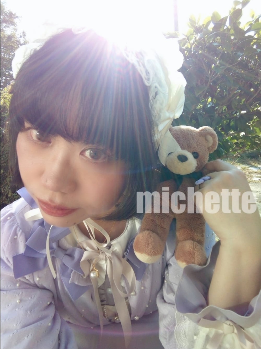 ホワイト系のトートバッグ、パープル系のカーディガン/ボレロ、パープル系のワンピースを着用したレディースの秋コーディネートの2枚目の写真