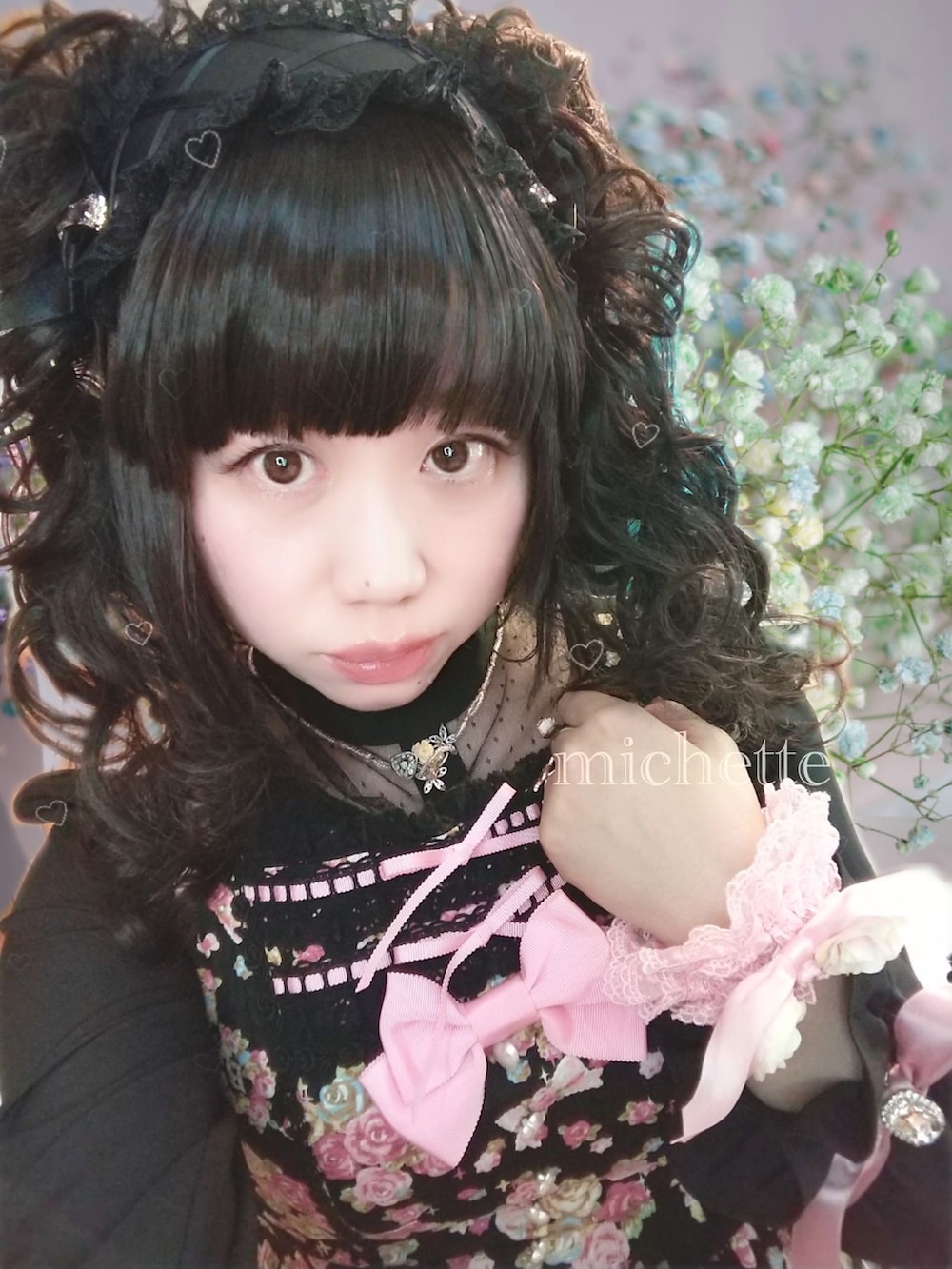 ブラック系のジャンパースカート、ブラック系のトートバッグ、ブラック系のパンプスを着用したレディースの春コーディネートの4枚目の写真