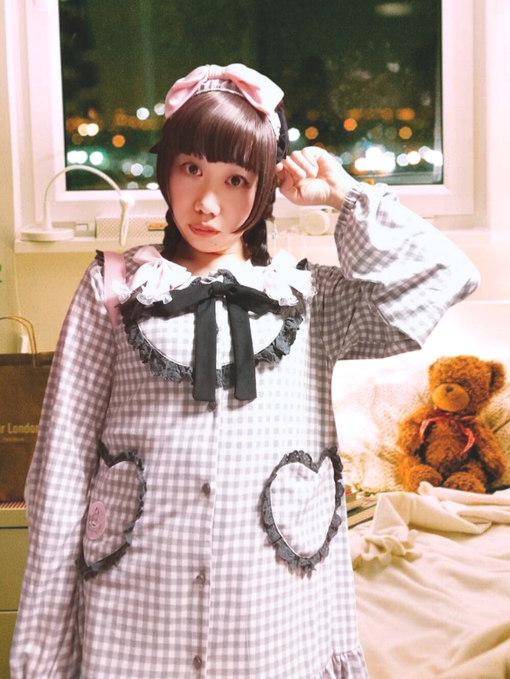 ホワイト系のトートバッグ、ピンク系のその他パンツ、ピンク系のスニーカーを着用したレディースの秋コーディネートの3枚目の写真