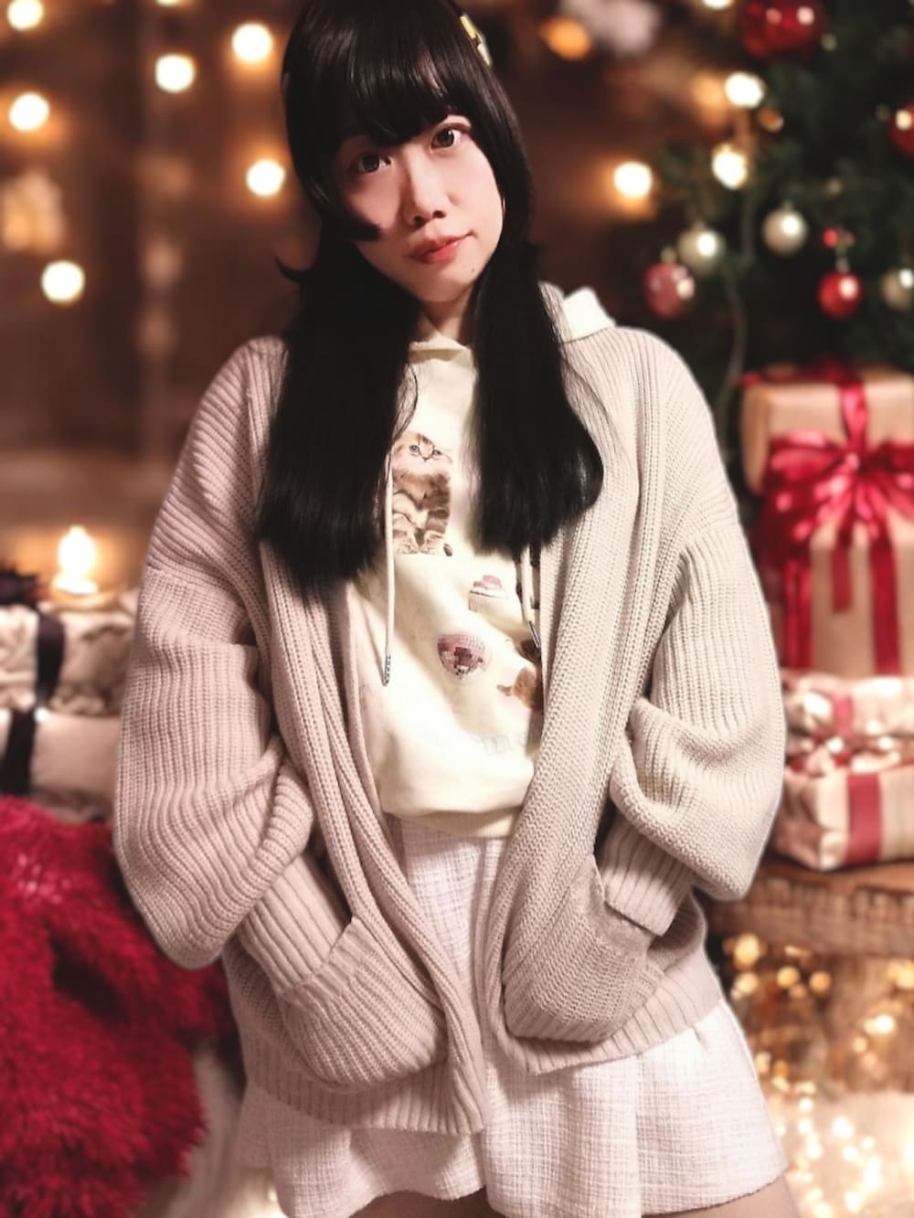 ベージュ系のカーディガン/ボレロ、ピンク系のスカート、イエロー系のパーカーを着用したレディースの秋コーディネートの2枚目の写真