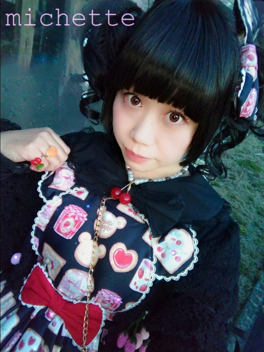 ブラック系のカーディガン/ボレロ、ベージュ系のショルダーバッグ、ブラック系のパンプスを着用したレディースの春コーディネートの3枚目の写真