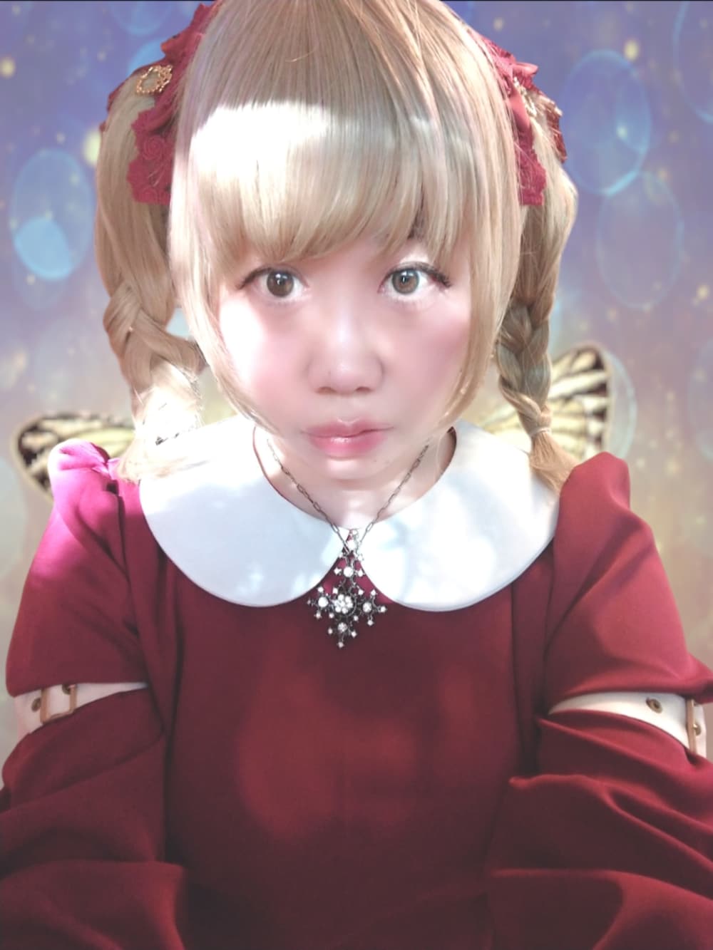 レッド系のワンピース、レッド系のパンプス、レッド系のシューズアクセサリーを着用したレディースの春コーディネートの5枚目の写真