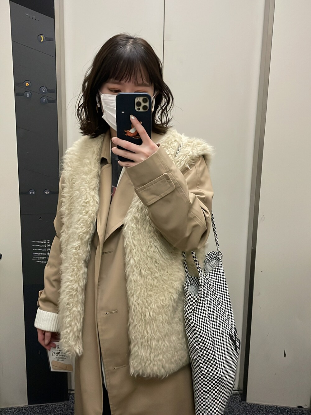 「大人カジュアル、低身長、低身長女子、低身長コーデ、ファーベスト、サイドゴアブーツ、チェルシーブーツ、トレンチコート」｜「GUのアイテム（トレンチコート、ベージュ系）」を使った、miyuさん（レディース・149cm）の冬コーディネートの2枚目の写真