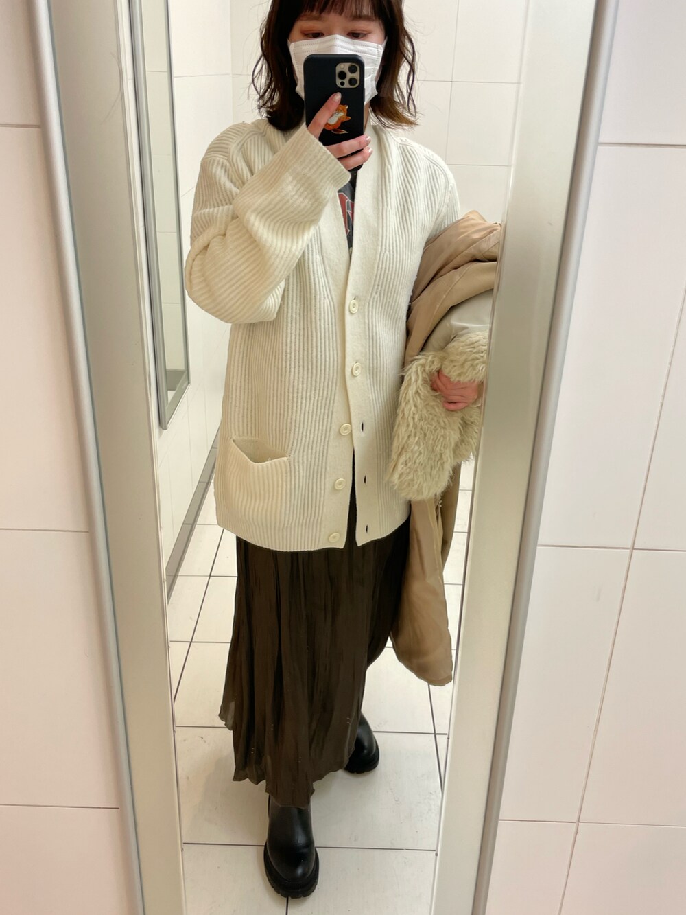 「大人カジュアル、低身長、低身長女子、低身長コーデ、ファーベスト、サイドゴアブーツ、チェルシーブーツ、トレンチコート」｜「GUのアイテム（トレンチコート、ベージュ系）」を使った、miyuさん（レディース・149cm）の冬コーディネートの3枚目の写真