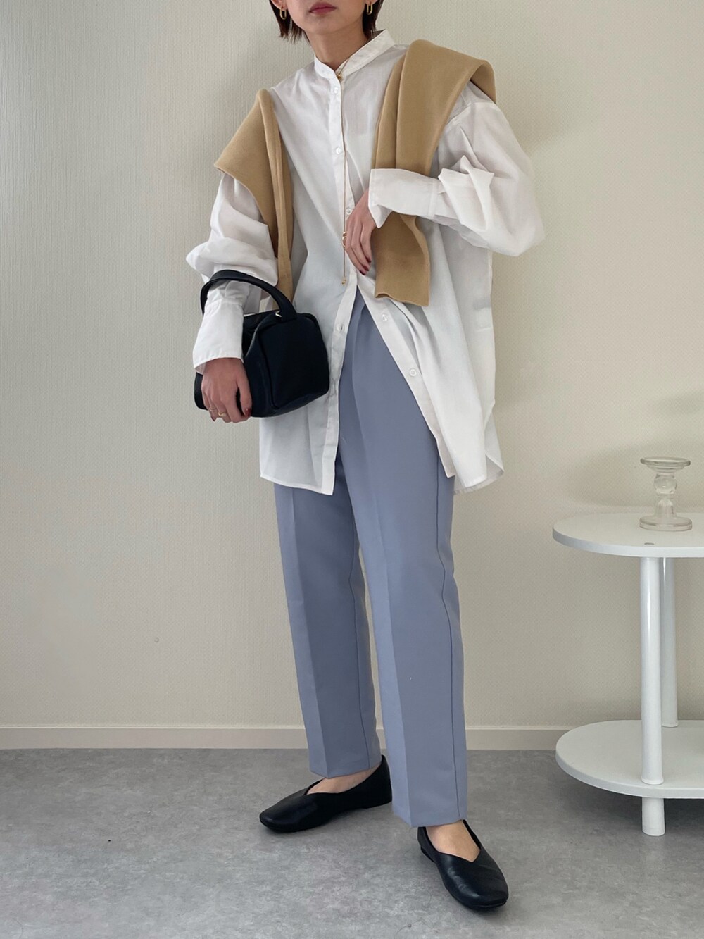 パープル系のその他パンツ、ブラック系のショルダーバッグ、ホワイト系のシャツ/ブラウスを着用したレディースの冬コーディネートの2枚目の写真