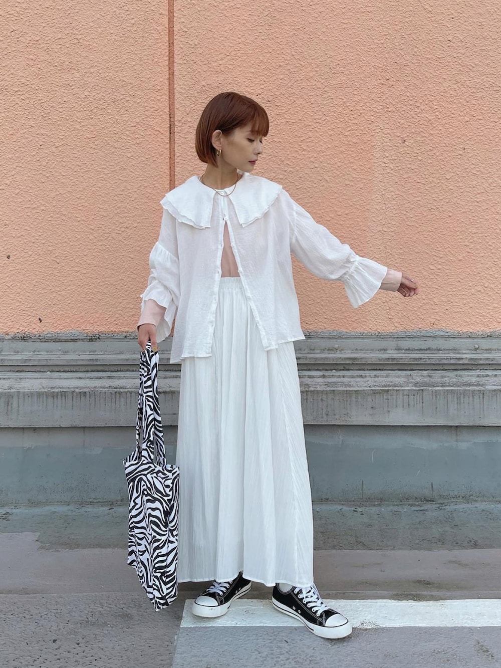 ホワイト系のシャツ/ブラウス、その他のトートバッグ、ピンク系のTシャツ/カットソーを着用したレディースの春コーディネートの3枚目の写真