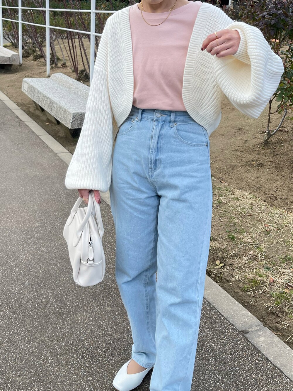 ピンク系のTシャツ/カットソー、ホワイト系のカーディガン/ボレロ、ブルー系のデニムパンツを着用したレディースの春コーディネートの2枚目の写真