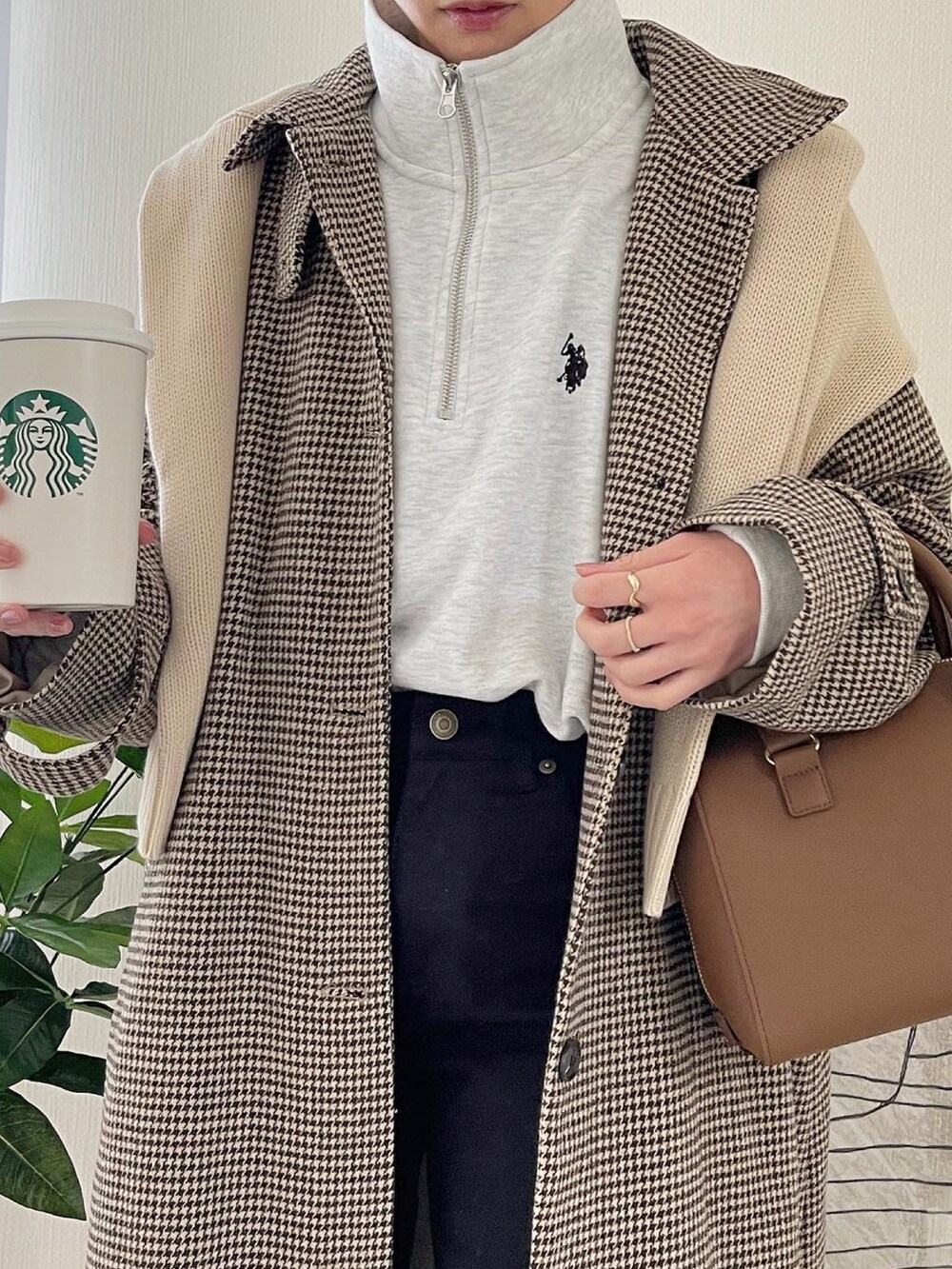 グレー系のスウェット、ブラック系のその他パンツ、ブラウン系のバッグを着用したレディースの冬コーディネートの2枚目の写真