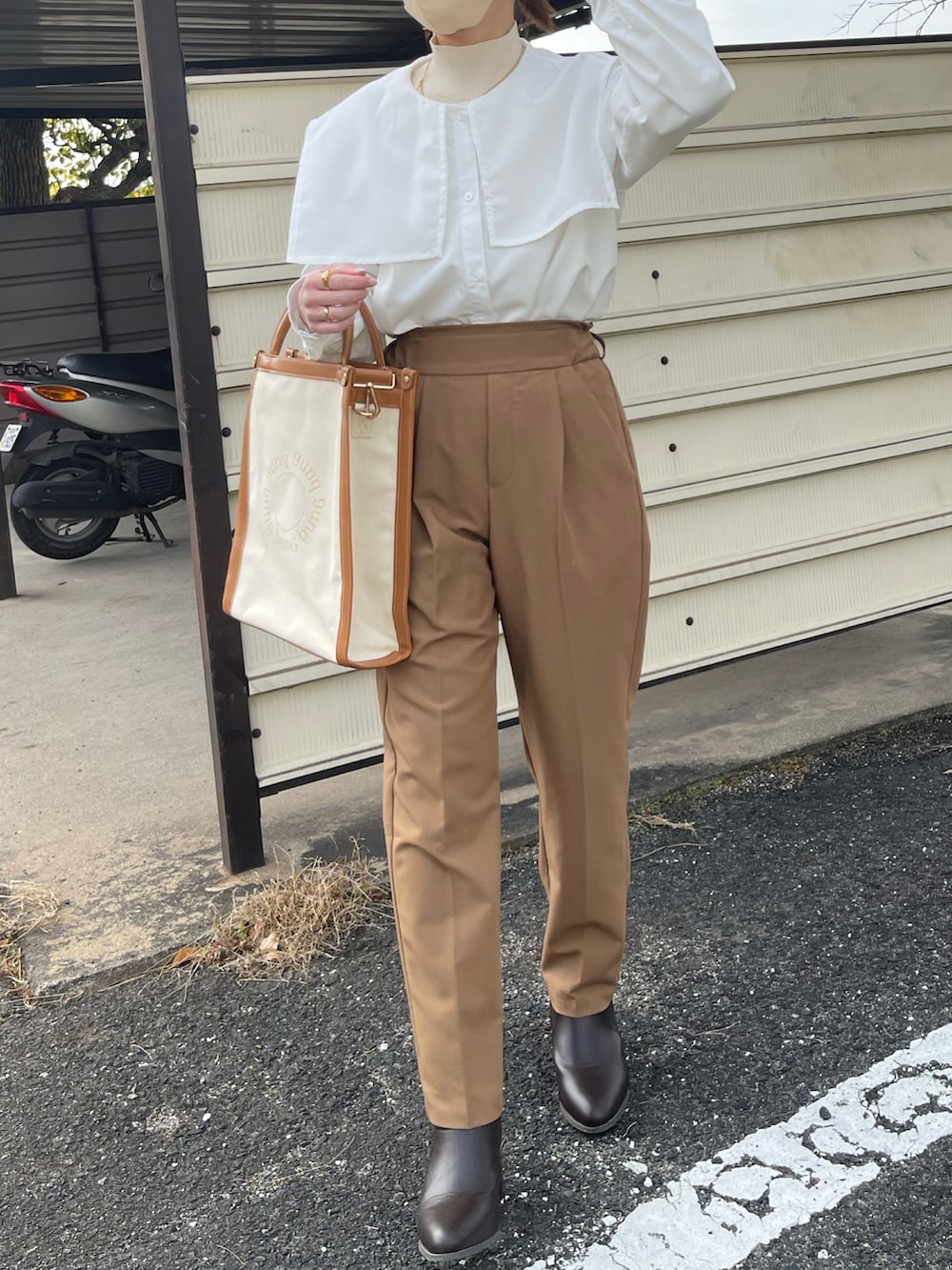 ホワイト系のシャツ/ブラウス、ブラウン系のバッグ、ブラウン系のその他パンツを着用したレディースの冬コーディネートの2枚目の写真