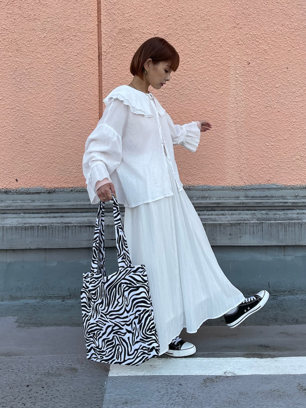 ホワイト系のシャツ/ブラウス、その他のトートバッグ、ピンク系のTシャツ/カットソーを着用したレディースの春コーディネートの2枚目の写真