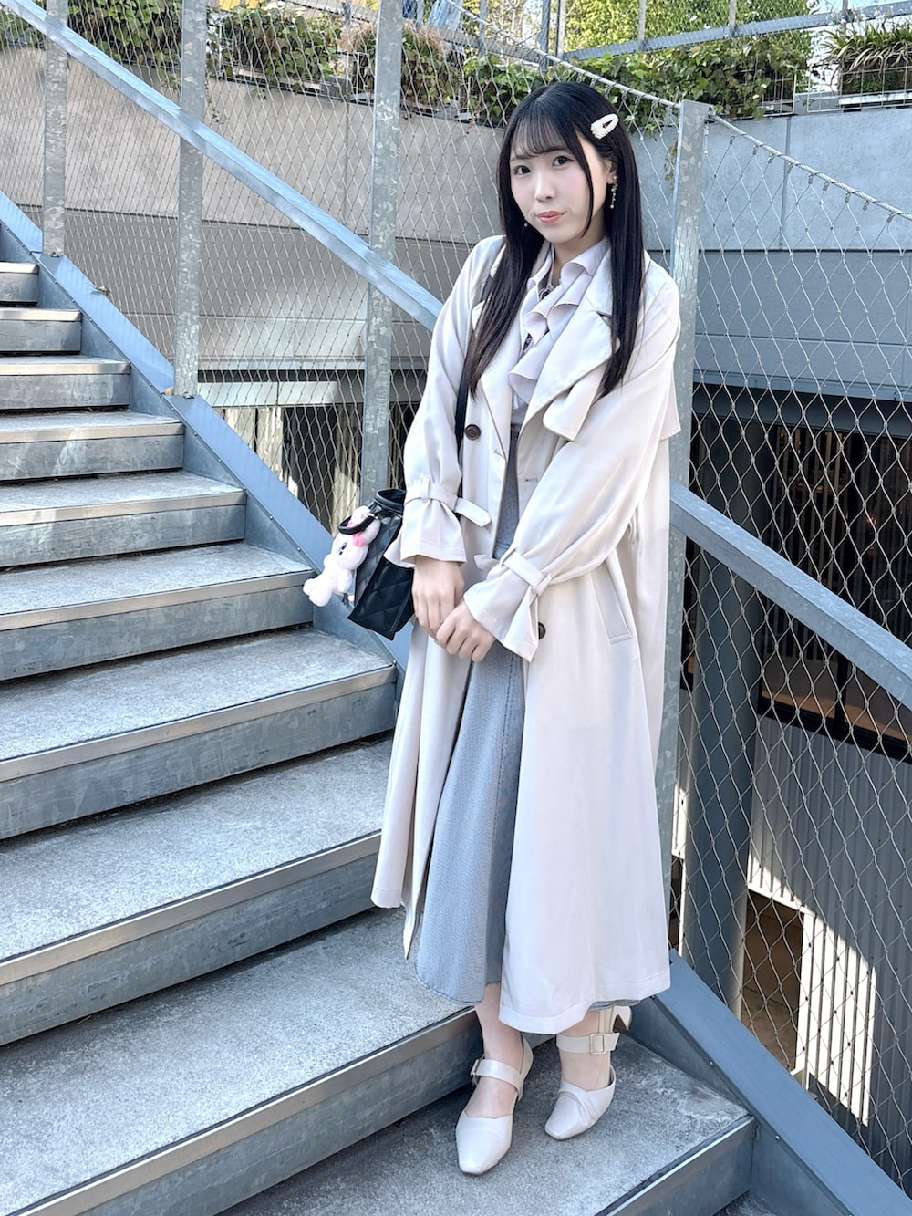 「大人カジュアル、春服コーデ、レディースファッション、春めき満開コーデ、スカートコーデ、きれいめコーディネート、おしゃれさんと繋がりたい、シャツ/ブラウス」｜「ORiental TRafficのスクエアトゥバックルベルトパンプス/11309（パンプス、ホワイト系）」を使った、あゆかさん（骨格ストレート・レディース・162cm）の春コーディネートの2枚目の写真