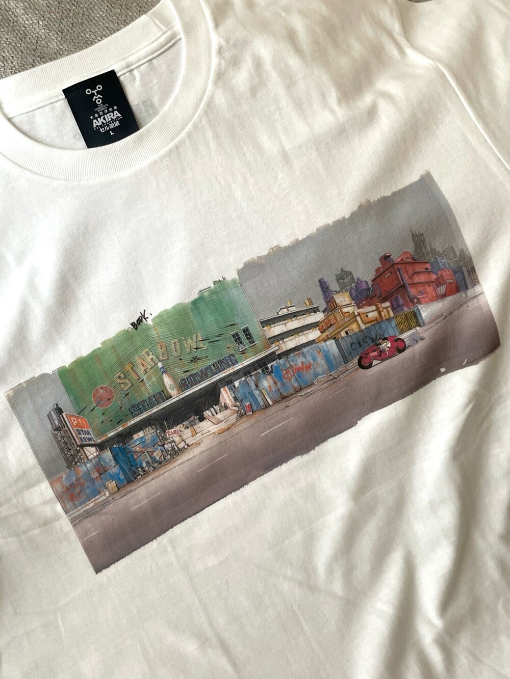 ブラック系のローファー、ホワイト系のTシャツ/カットソー、ブルー系のその他パンツを着用したメンズの夏コーディネートの2枚目の写真