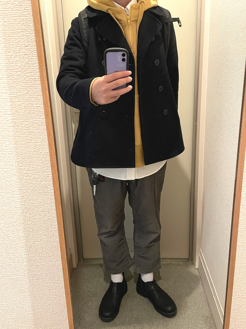 「カジュアル、オトナカジュアル、シンプルコーデ、Pコート、ユニクロ、パーカー、シンプル、スウェット」｜「Gramicciのコーデュロイパンツ（パンツ、グレー系）」を使った、tAKEHIrOさん（メンズ・172cm）の秋コーディネートの2枚目の写真